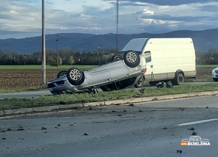 Ima povrijeđenih: Teška nesreća u Banjaluci, AUTO NA KROVU