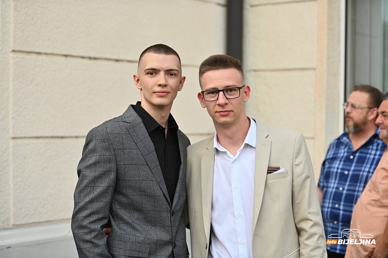 Maturanti Tehničke škole prošetali ulicama Bijeljine (FOTO)