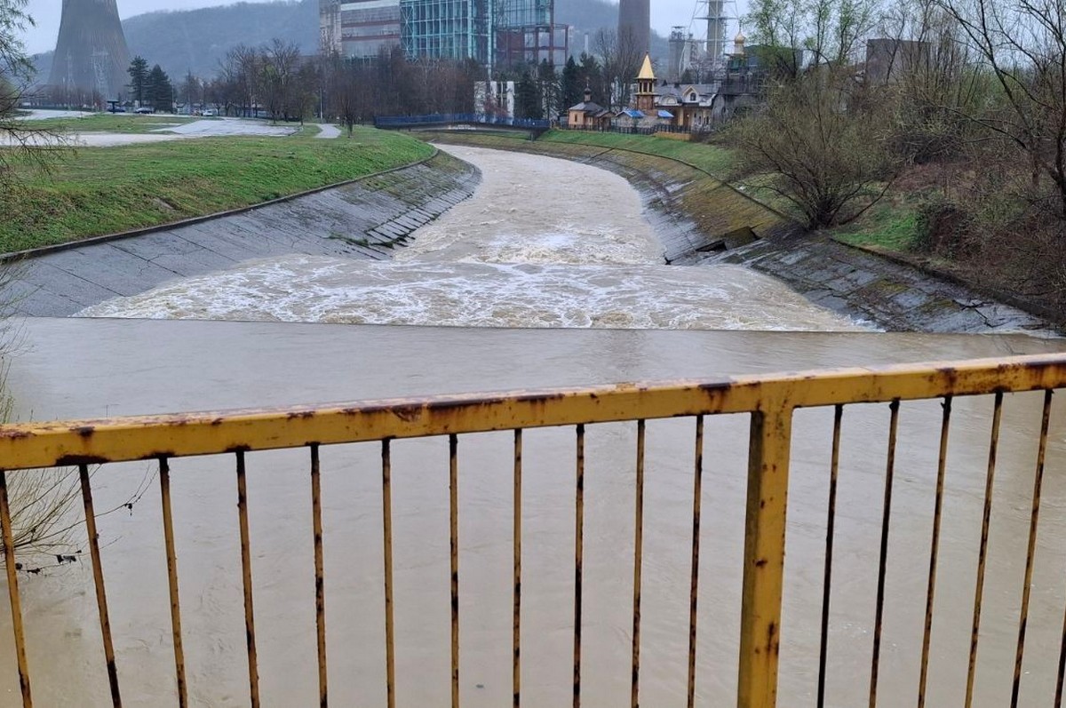 Ugljevik: Neprohodan lokalni put, na drugom se voda izliva na kolovoz (FOTO)