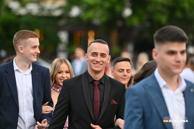 Maturanti Tehničke škole prošetali ulicama Bijeljine (FOTO)