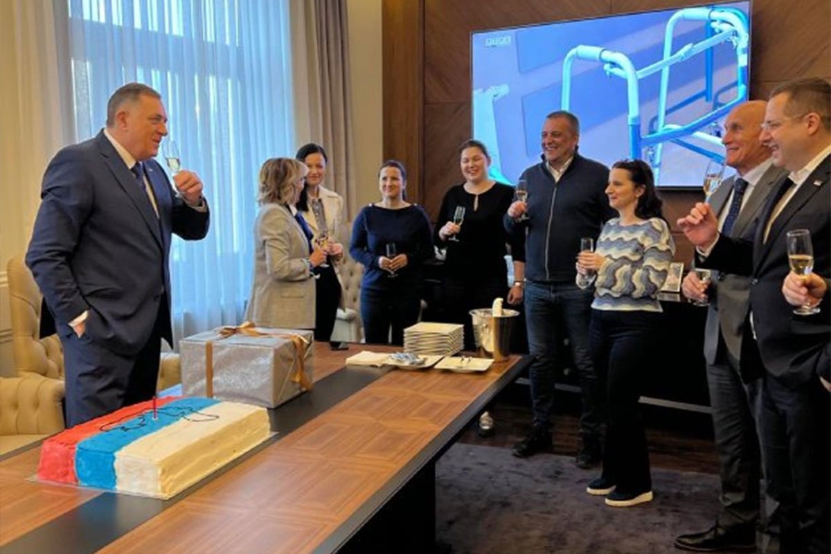 Slavljenički u kabinetu predsjednika: Dodik saradnicima slavi rođendan