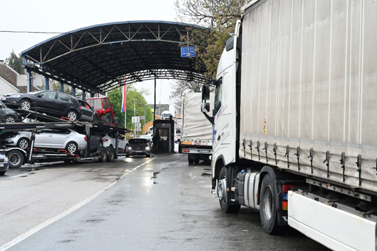 Usporen saobraćaj na graničnom prelazu između Hrvatske i BiH