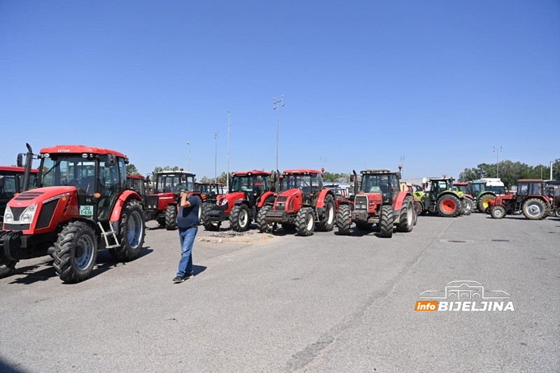 Poljoprivrednici poručili na Rači: Ne čuje nas onaj ko treba, neka se uključi Dodik (FOTO)