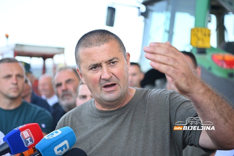 Poljoprivrednici poručili na Rači: Ne čuje nas onaj ko treba, neka se uključi Dodik (FOTO)