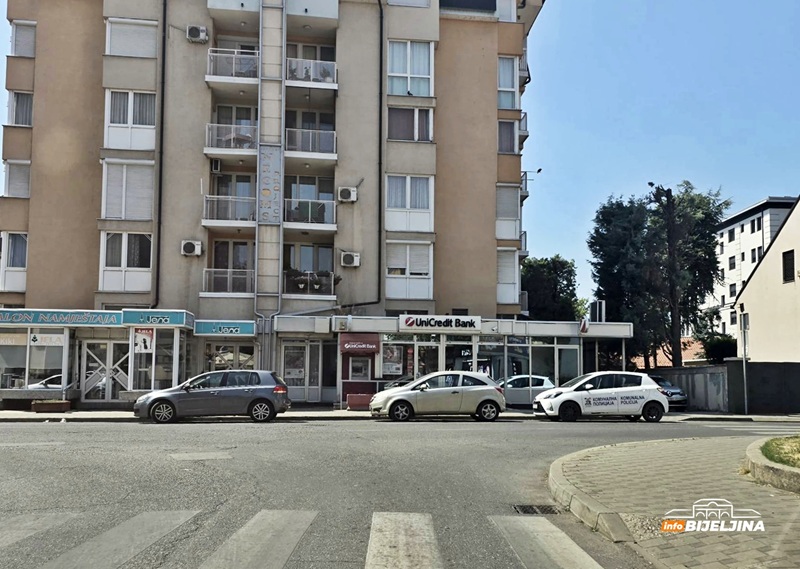 Bijeljina: Tri vozila parkirana na ulici, jedno pripada Komunalnoj policiji (FOTO)