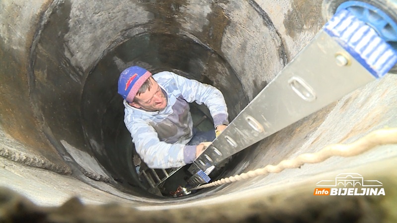 Bunardžija Vlado Tomić sa Majevice kopa gdje god ne mogu mašine: Kad treba pronaći vodu, tu je komšija sa rašljama /FOTO/