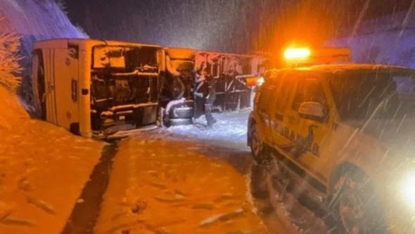 Prevrnuo se autobus, jedna osoba poginula, više njih povrijeđeno