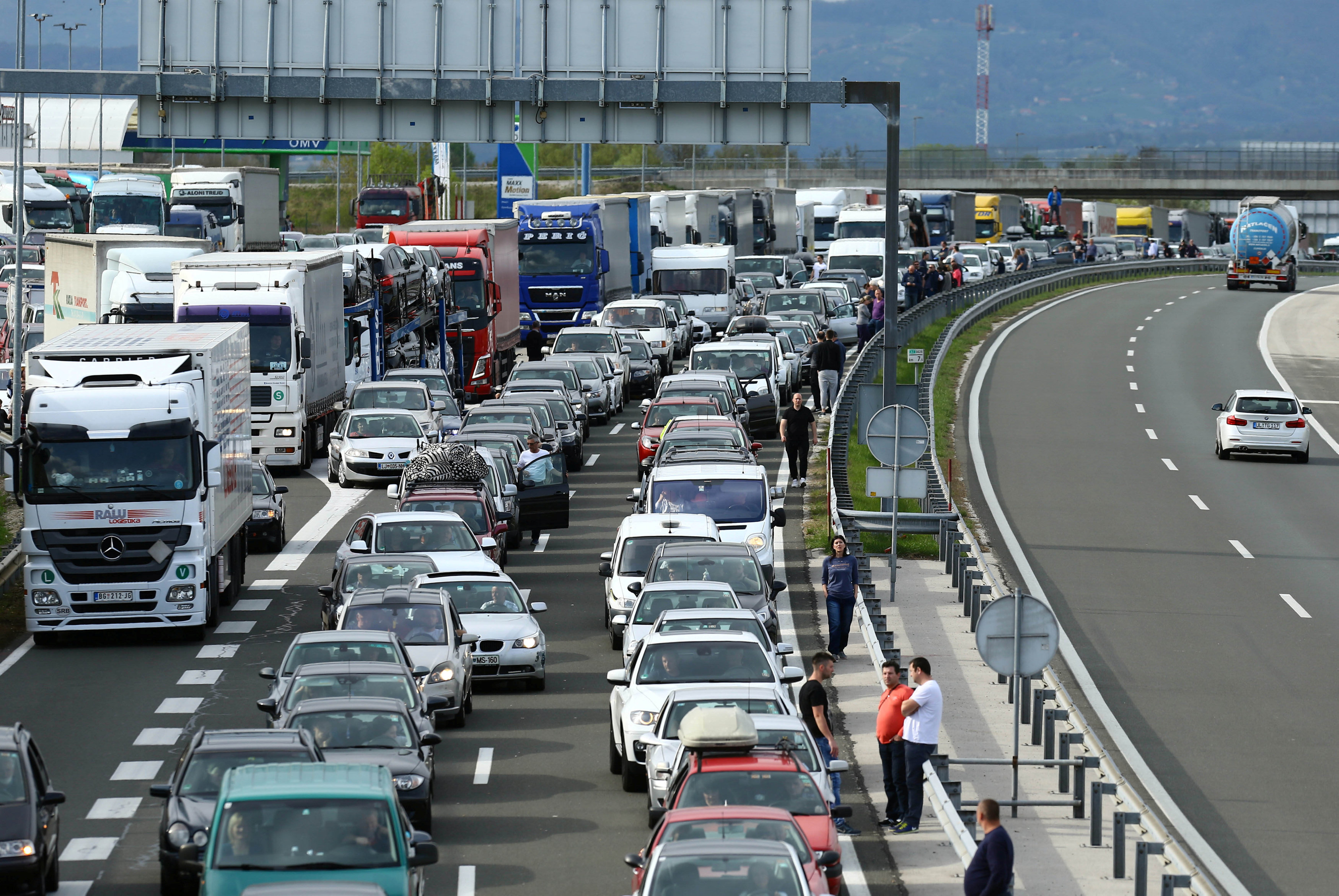 PRAZNIČNE GUŽVE Pojačan saobraćaj na 4 granična prelaza