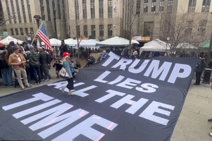 Skandal ispred suda: Trampova obožavateljka se bacala po transparentu i govorila 