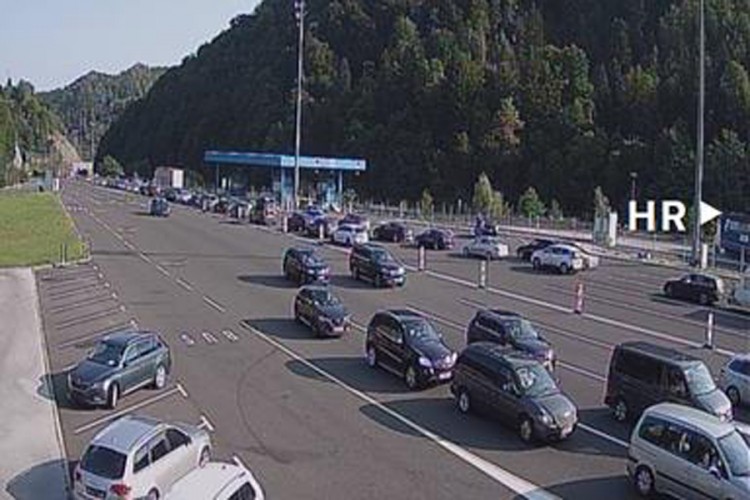 Gužva na graničnim prelazima sa Slovenijom, kolone i do pet kilometara