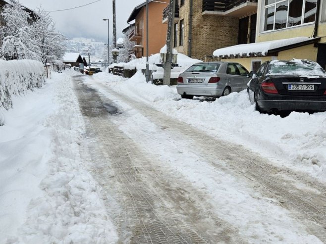 Snježne padavine otežavaju odvijanje saobraćaja uzrokujući zastoje