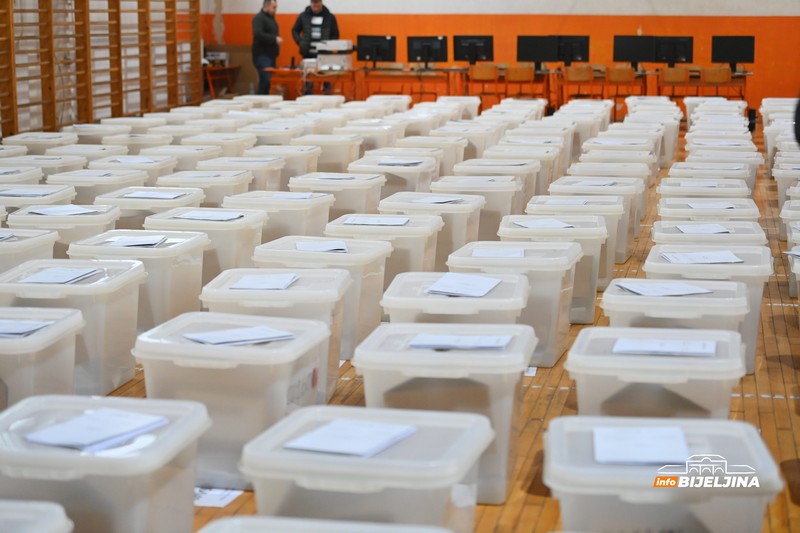 Bijeljina: U toku podjela biračkog materijala za prijevremene izbore (FOTO)