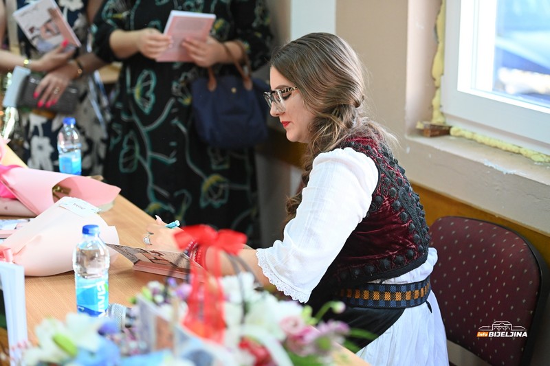 Promovisana knjiga “Kad bi iznijeli sanke” Bijeljinke Jane Čičarove: Mlada književnica izrasta u velikog umjetnika (FOTO)