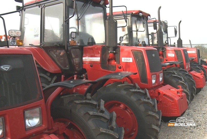 Još 60 mladih iz Srpske dobija traktore 