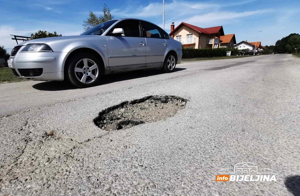 UZALUDAN VAPAJ mještana naselja Koviljuše: Putevi PUNI KRATERA, a niko ne reaguje (FOTO)