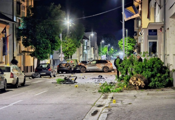 Pijan BMW-om udario u zgradu MUP-a Republike Srpske