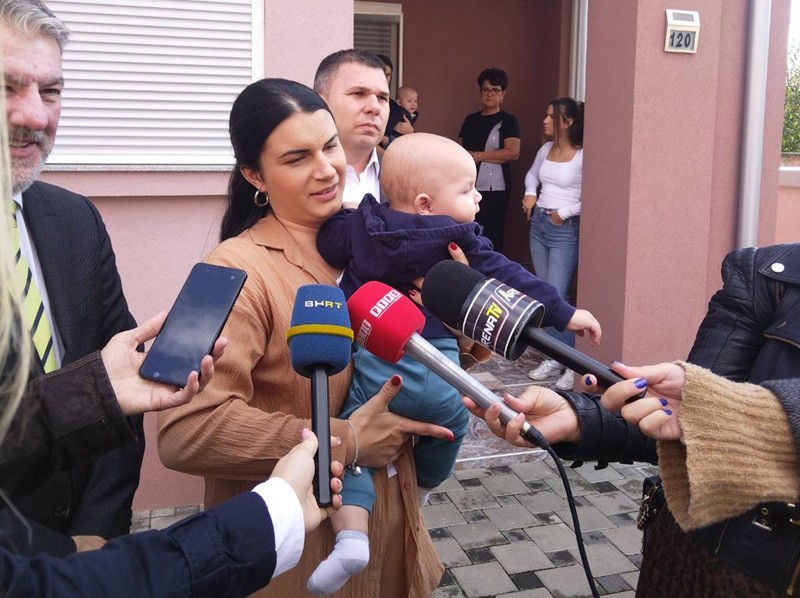 Šeranić posjetio trojke u Janji: Majka (31) ima petoro djece, dobili vaučer od 3.000 KM