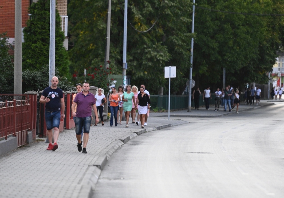 InfoBijeljina na licu mjesta: Sve spremno za koncert Zdravka Čolića, publika pristiže (FOTO)