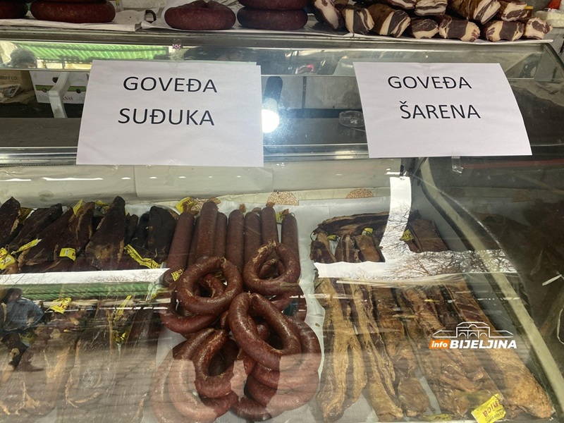 Na pijacu u Bijeljini stiglo čuveno suvo meso iz Visokog: Stelja košta do 45 maraka, ali ko proba - ne ide praznih ruku (FOTO)