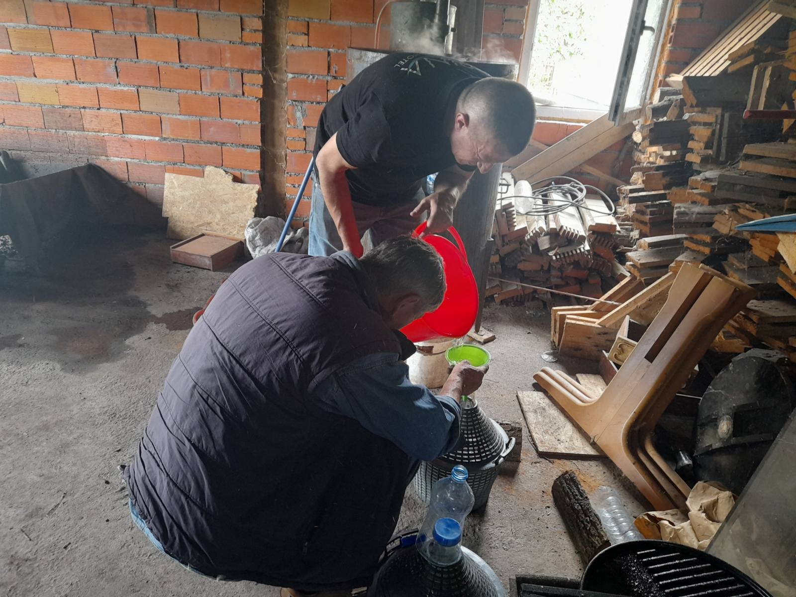 BRUJE KAZANI ŠIROM SEMBERIJE I MAJEVICE Naša šljivovica nadaleko poznata (FOTO)