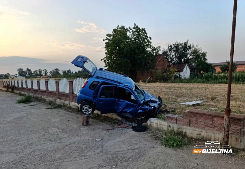 Nezgoda kod Bijeljine: Automobil sletio sa puta, jedno povrijeđeno (FOTO)
