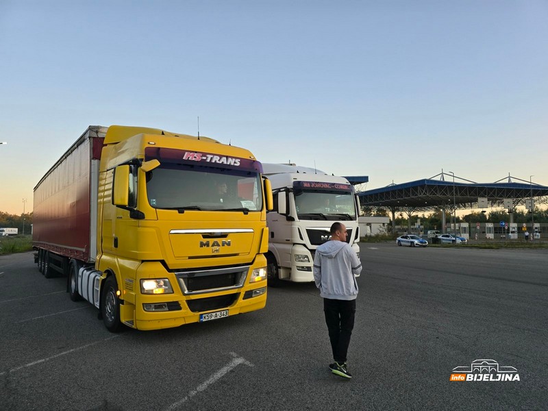 POČEO PROTEST Prevoznici blokirali Granični prelaz Rača (FOTO; VIDEO)