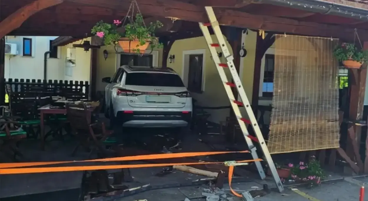 Automobilom uletjela u baštu kafića, ima povrijeđenih