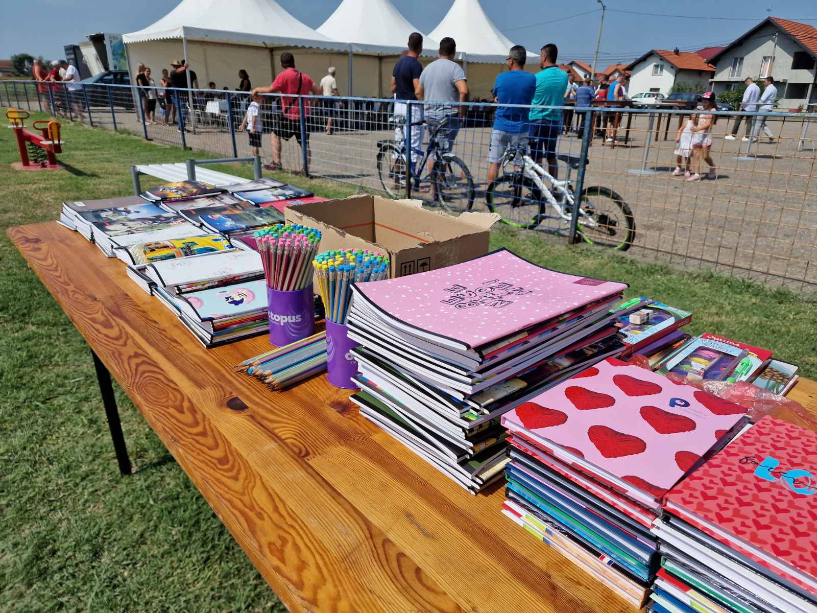 DJECI NA POKLON IGRALIŠTE Zupur i Nešić mališane obradovali školskim priborom i poželjeli da ih bude još više