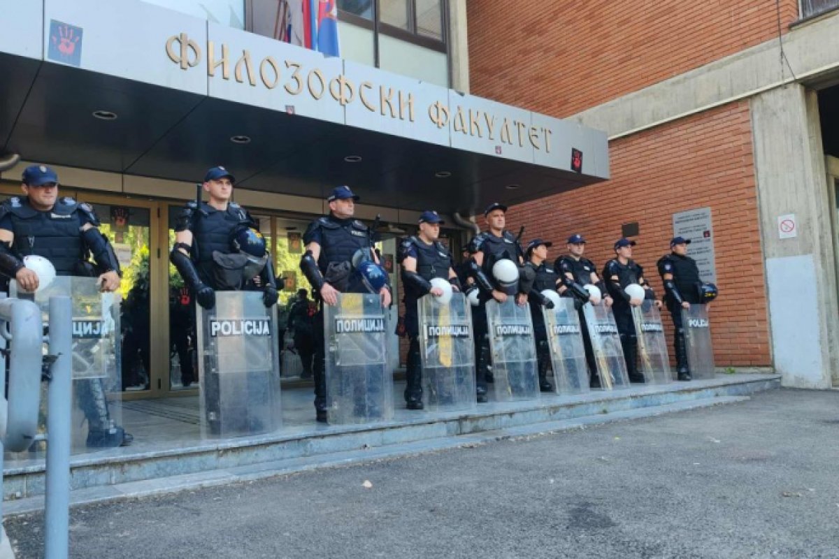 Studenti najavili da ostaju ispred fakulteta dok im ne dozvole ulazak