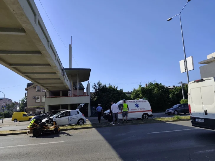 Jedna osoba povrijeđena u SUDARU KOSILICE I AUTA na Zapadnom tranzitu
