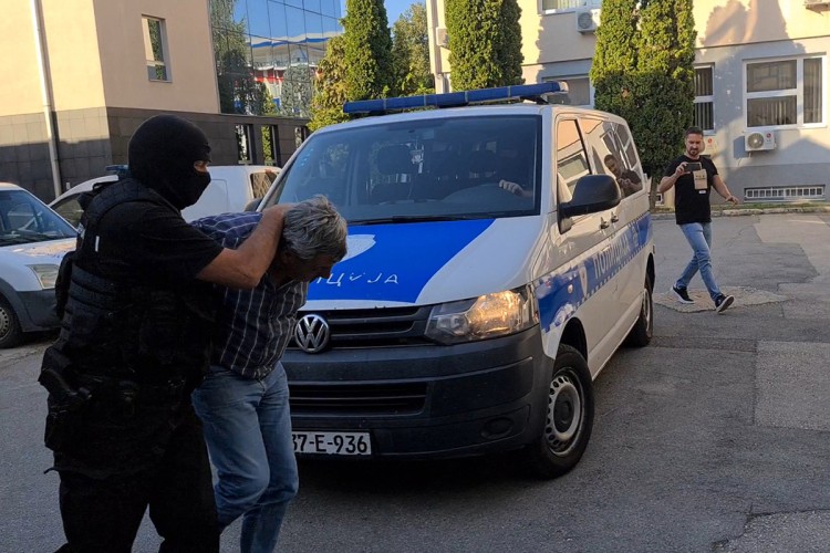 Pred tužiocem osumnjičeni za dvostruko ubistvo u Šamcu (VIDEO)