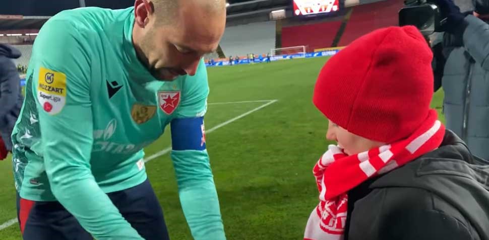 Borjan poklonio rukavice dječaku sa Kosova koji je ranjen na Badnji dan (VIDEO)