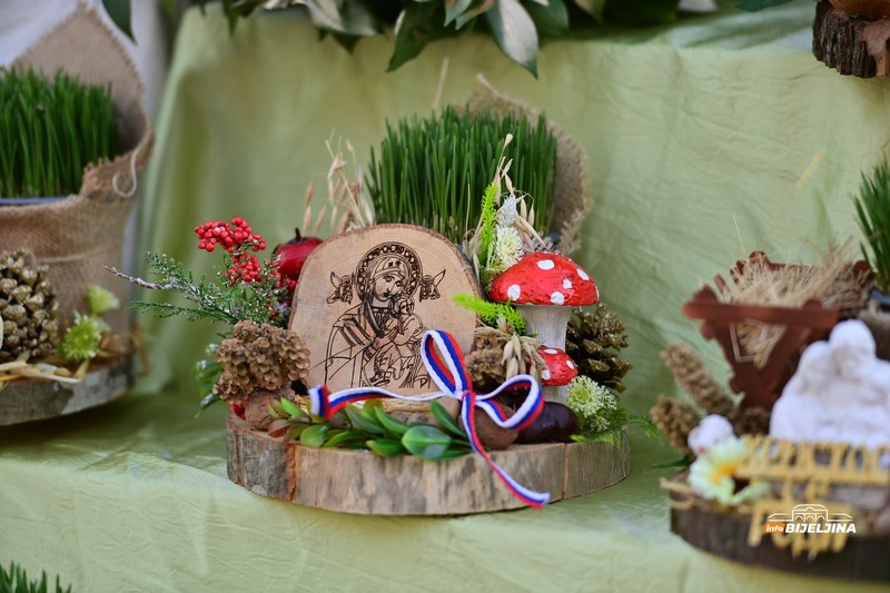 Bijeljinac 17 godina ručno pravi i prodaje božićne dekoracije: Pripreme počinje mjesecima ranije (FOTO)