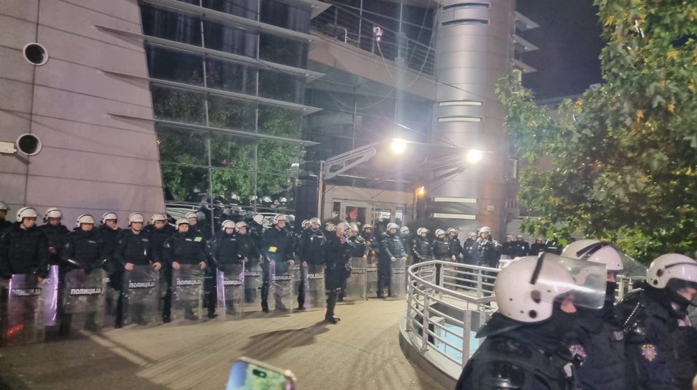 Građani se okupili ispred Pinka, kordon policije štiti zgradu