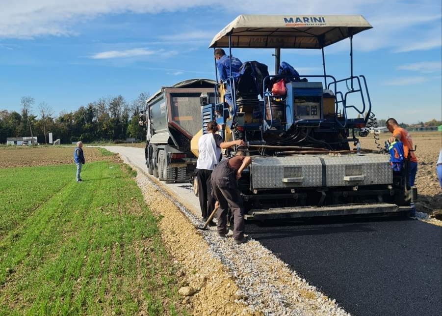 Danas završavaju asfaltiranje puta do groblja u Dazdarevu