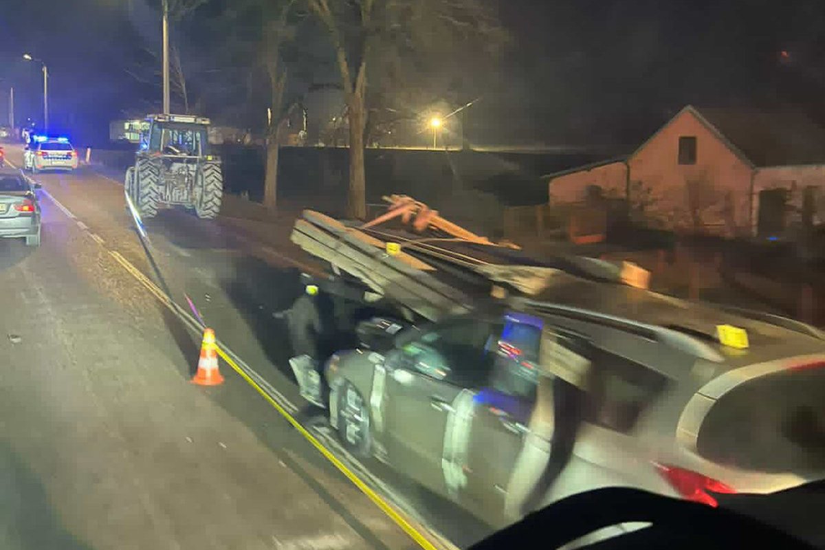 Težak udes kod Nove Topole: Automobil udario u platon traktora