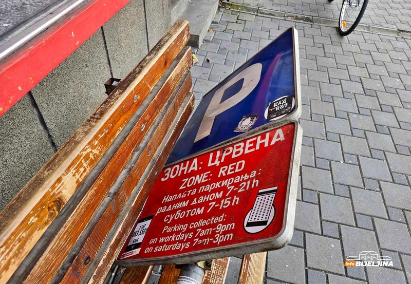Bijeljina: Tabla o naplati parkinga završila na klupi (FOTO)