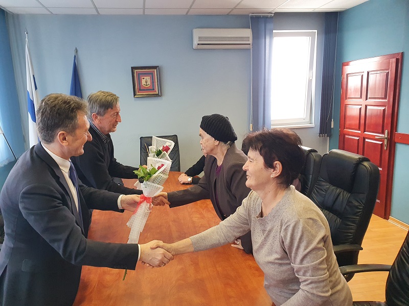 OSMOMARTOVSKI DAR ZA HEROINE Tradicionalni znak pažnje i poštovanja za majke poginulih boraca u Ugljeviku