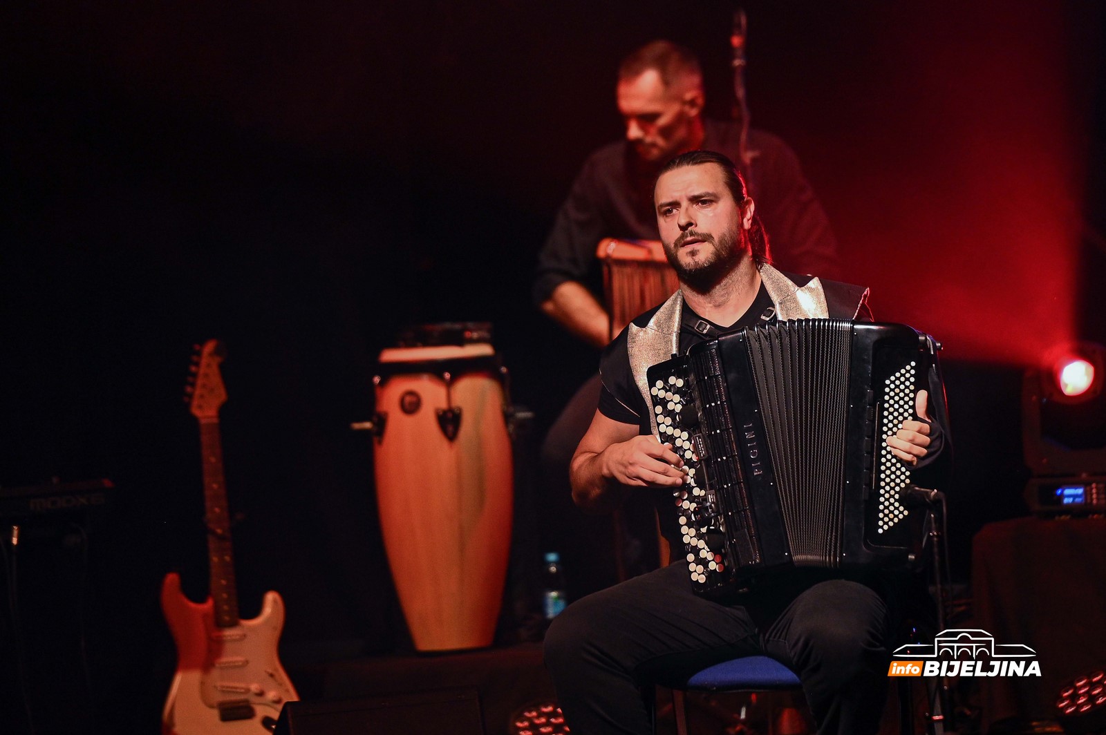 Prepuna sala Centra za kulturu: Virtuoz na harmonici Dušan Sekulić oduševio Bijeljince (FOTO)