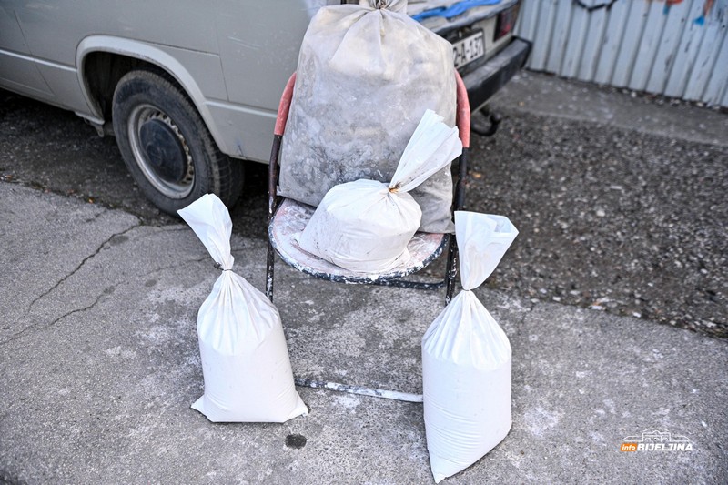 Ševko godinama prodaje kreč kod stare Željezničke u Bijeljini: „Više izađem da popričam s ljudima, nego što zaradim“ (FOTO)