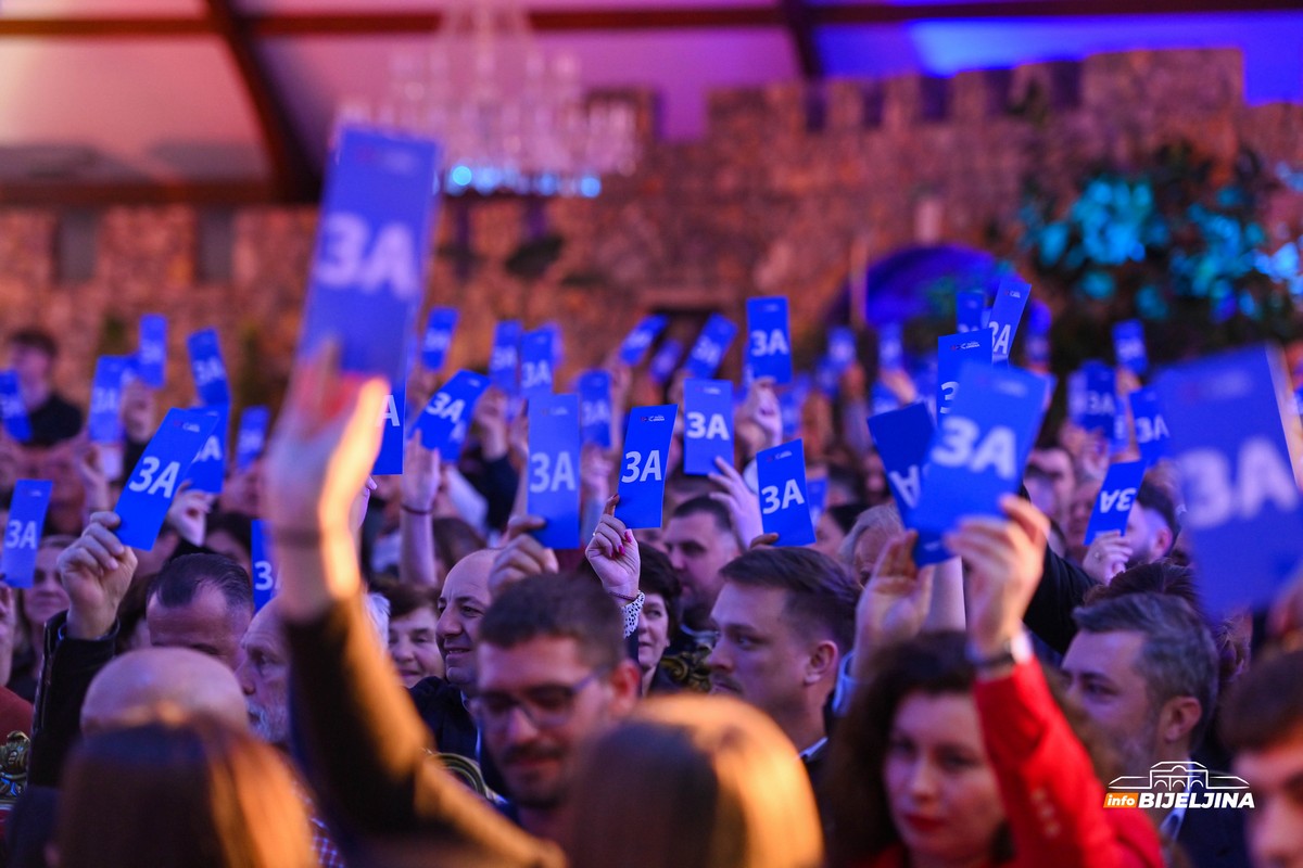 PSS pokazao snagu u Bijeljini, sala prepuna: Miloš Stanišić izabran za predsjednika Gradskog odbora (FOTO)