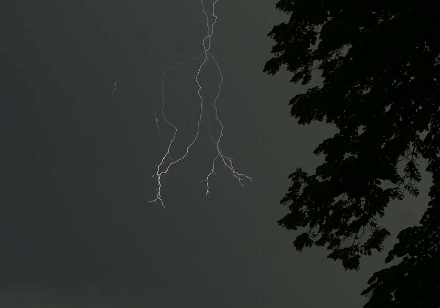 Žuto upozorenje za Hrvatsku: Sutra moguće nevrijeme praćeno jakim vjetrom, ledom i grmljavinom