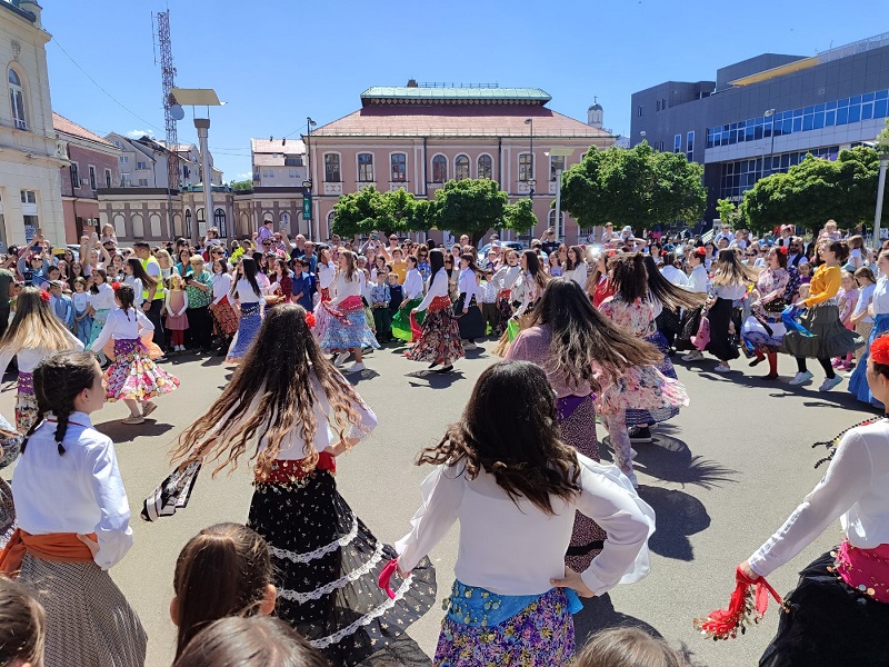 Lazarice na bijeljinskom trgu najavile Vaskrs i dolazak proljeća (FOTO)