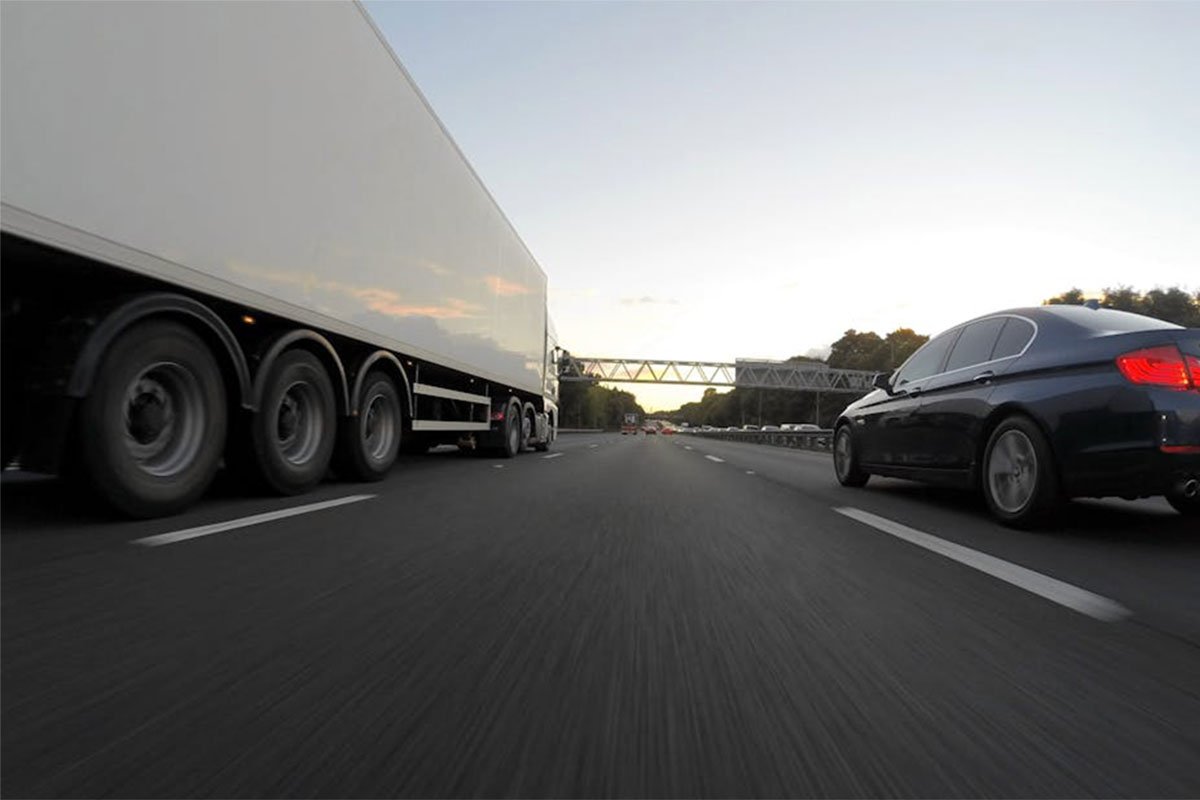 Kamion sa oko 5.200 kokošaka prevrnuo se na auto-putu u Njemačkoj
