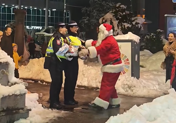 Djed Mraz iz Bijeljine iznenadio policajke: “Dva paketića za njih jer vrijedno rade na hladnoći” (VIDEO)