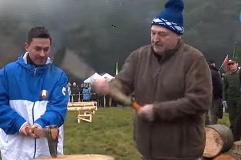 Lukašenko cijepao drva i nudio pomoć Evropi: 