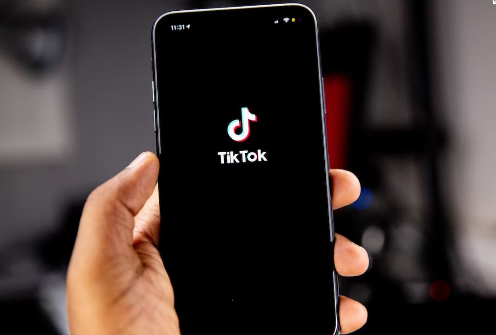 Još jedna žrtva TikToka: Dječak preminuo zbog izazova u kom je trebalo da popije lijekove, njegovi roditelji upozoravaju