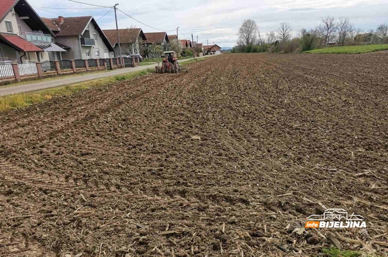 Natprosječne temperature podstakle semberske ratare da posao počnu ranije nego inače: Evo šta kaže struka