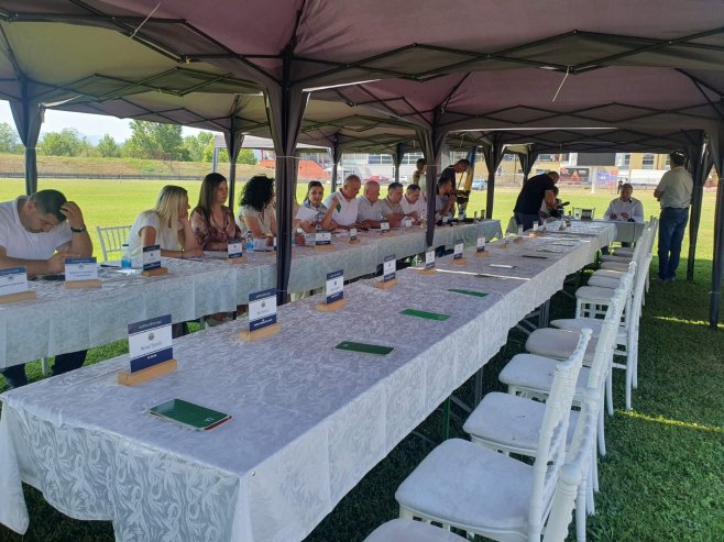 Politička trakavica u Tesliću: Škrebić opozvan na fudbalskom stadionu, tvrdi da je to nezakonito