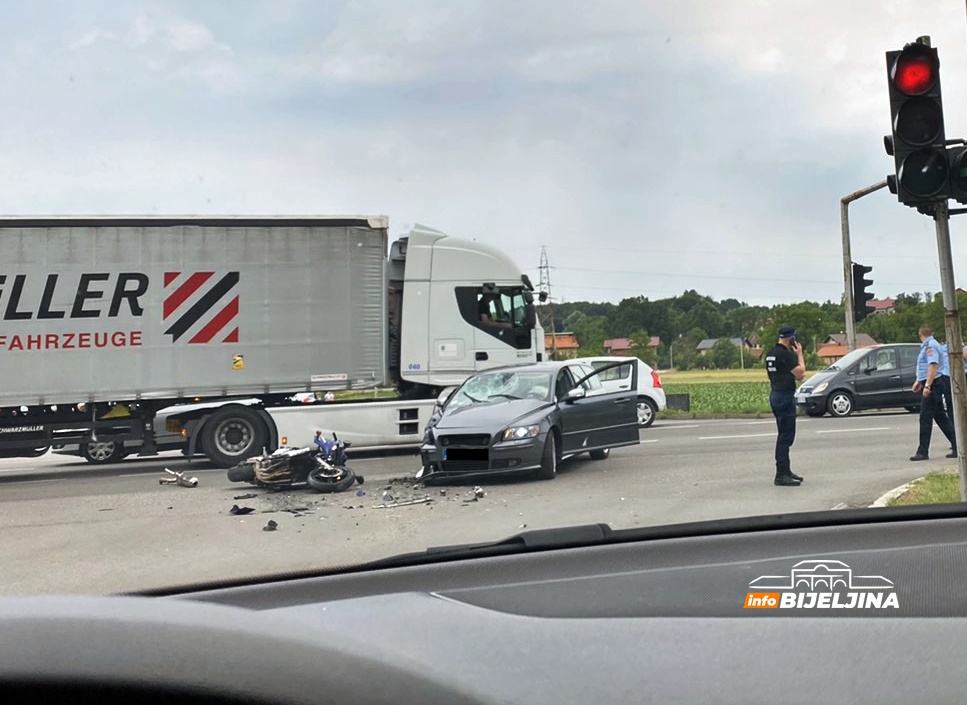 TRAGEDIJA: Preminuo motociklista koji je povrijeđen na putu Bijeljina - Tuzla (FOTO)